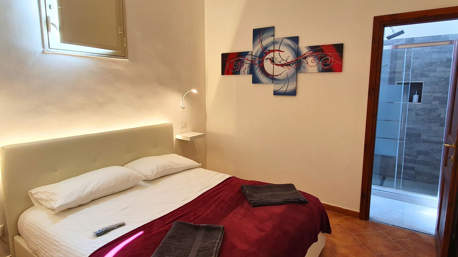 vista-seconda-camera-con-letto-matrimoniale-e-bagno-interno