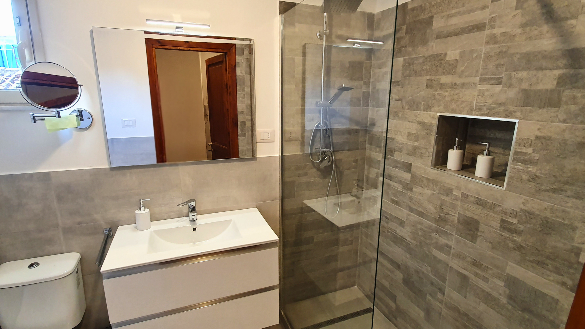 bagno-prima-camera-doccia-e-servizi
