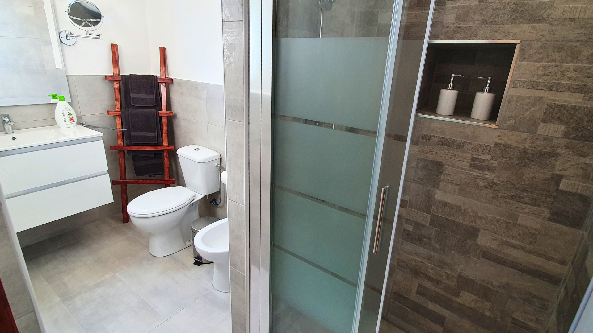 vista-bagno-doccia-lavandino-e-servizi